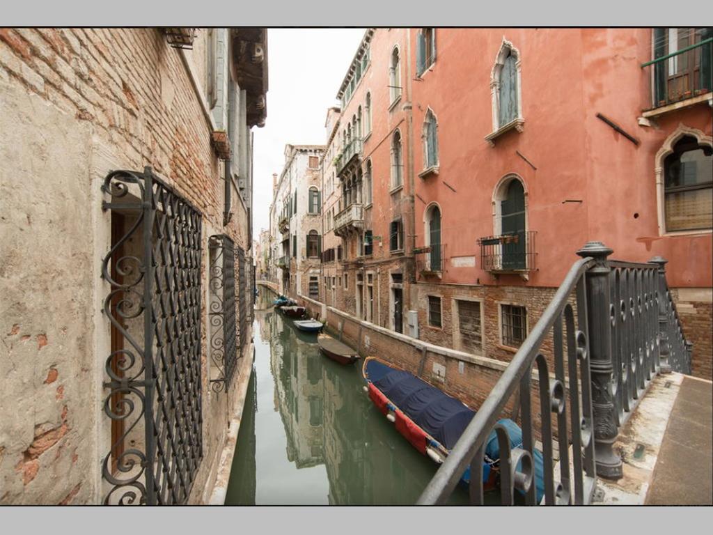 Balcone Sul Canale Venice Luaran gambar